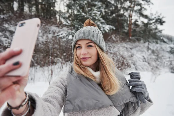 Frau Macht Selfie Freien Verschneiten Wintertag Der Nähe Des Waldes — Stockfoto