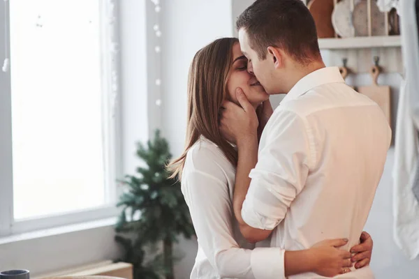 Feliz Pareja Besándose Cocina Tener Buen Fin Semana Juntos — Foto de Stock