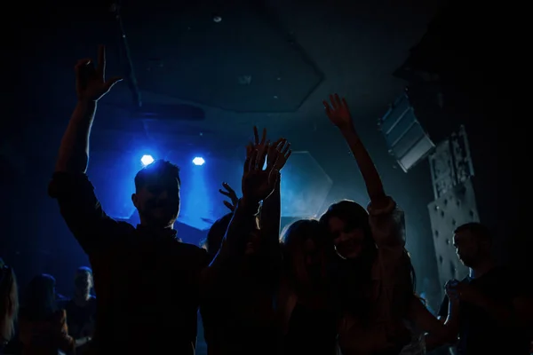 Kameramanlar Tarafından Çekiliyoruz Gece Kulübünde Güzel Işıklandırmalarla Dans Etmeyi Seven — Stok fotoğraf