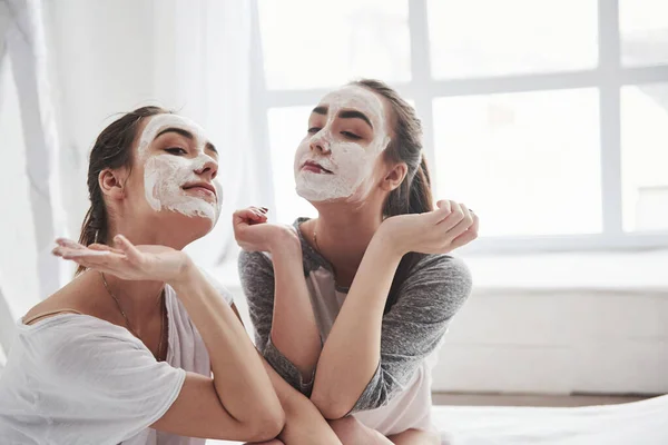 Gyönyörűek Vagyunk Fogantatás Bőrápolás Segítségével Fehér Maszk Arcon Két Nővére — Stock Fotó
