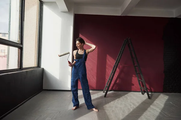 Windows Side Young Housewife Decided Glue Wallpaper Her New House — Stock Photo, Image