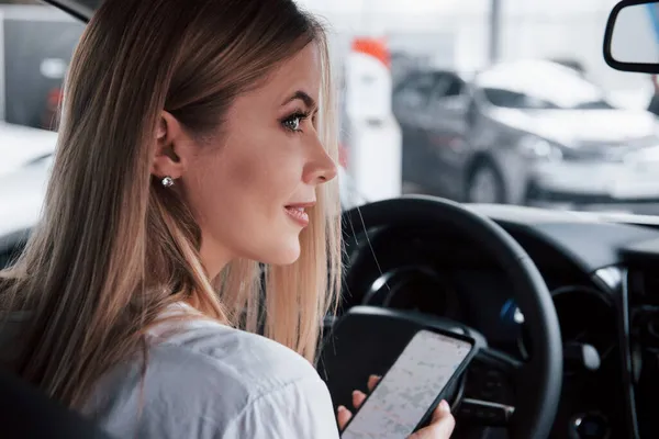 Sentada Asiento Del Conductor Con Teléfono Las Manos Hermosa Chica — Foto de Stock