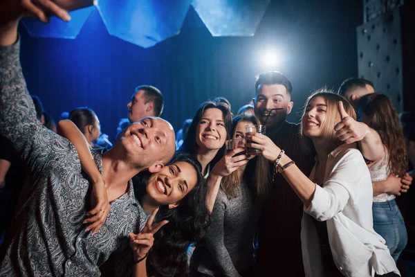 Una Fiesta Increíble Amigos Tomando Selfie Hermoso Club Nocturno Con — Foto de Stock