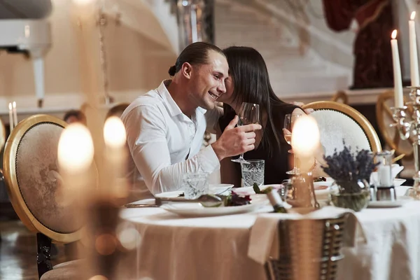 Laat Een Grappig Ding Vertellen Mooi Koppel Hebben Romantisch Diner — Stockfoto