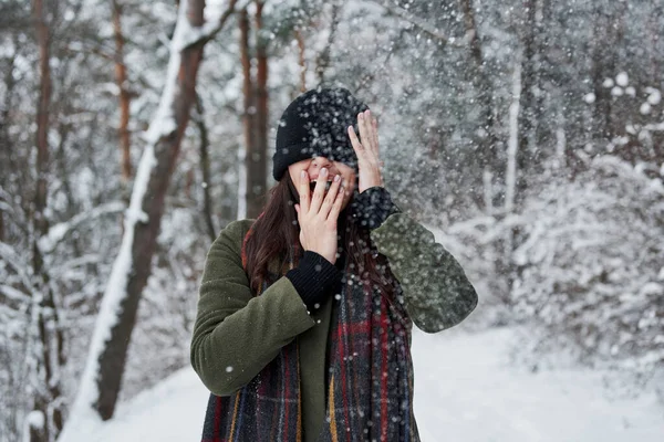 Berretto Nero Copre Gli Occhi Toccando Viso Allegro Ragazza Abiti — Foto Stock