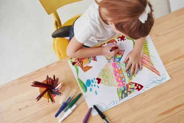 芸術を作る過程 Cute Little Girl Art School Draws Her First Paintings — ストック写真