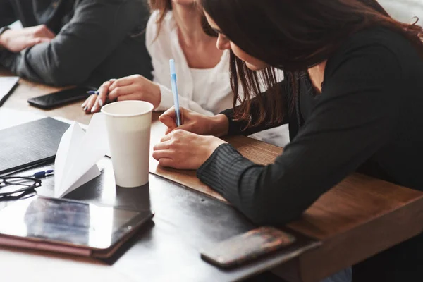 Escribir Algo Usando Bolígrafo Jóvenes Estudiantes Trabajando Proyecto Cuando Están — Foto de Stock