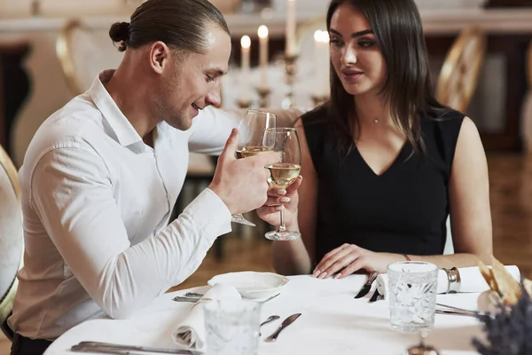 Jong Prachtig Mooi Koppel Hebben Romantisch Diner Luxe Restaurant Avonds — Stockfoto