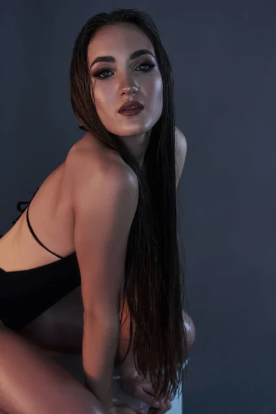 Pele Brilha Jovem Loira Atraente Roupa Interior Preta Sentada Estúdio — Fotografia de Stock