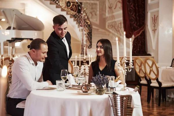 Professionele Service Mooi Koppel Hebben Romantisch Diner Luxe Restaurant Avonds — Stockfoto