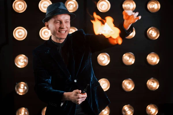 Professional Magician Showing Trick Playing Fire Light Bulbs Background — Stock Photo, Image