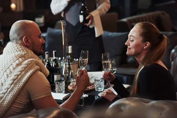 侍者打开酒瓶 女孩和她的男朋友在漂亮的餐厅度过了一个愉快的夜晚 — 图库照片