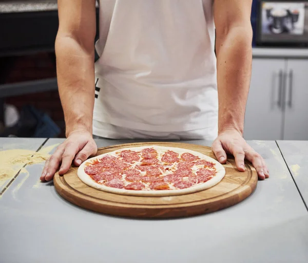 Close Uitzicht Bakker Met Pizza Die Klaar Zetten Oven Koken — Stockfoto