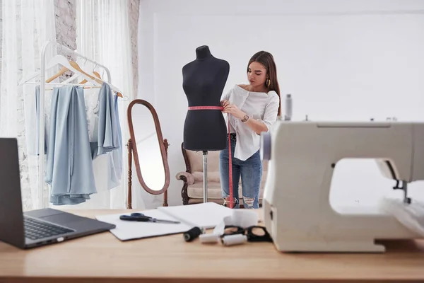 Cinta Métrica Rosa Alrededor Cintura Los Maniquíes Diseñadora Moda Femenina —  Fotos de Stock