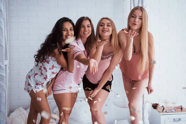 Ünneped Confetti Levegőben Fiatal Lányok Jól Érzik Magukat Fehér Ágyon — Stock Fotó