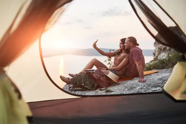 Vista Desde Tienda Campaña Pareja Que Miente Una Vista Del —  Fotos de Stock