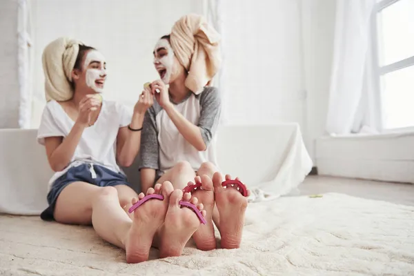 Smáli Spolu Pedikúru Nalakované Nehty Koncepce Péče Pleť Pomocí Bílé — Stock fotografie