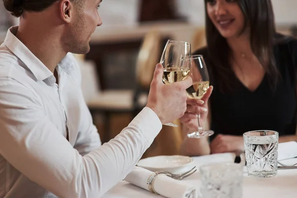 Dienstkleidung Schönes Paar Beim Romantischen Abendessen Luxusrestaurant Abend — Stockfoto