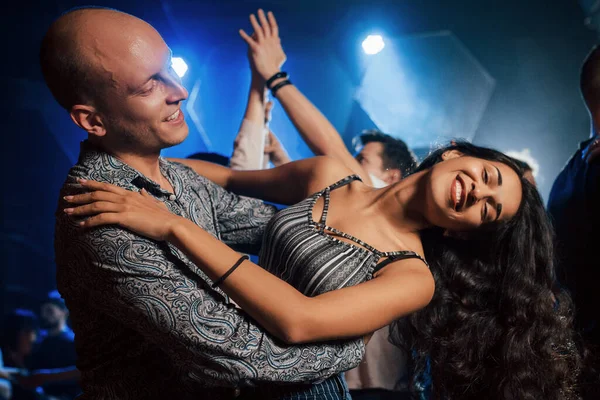 Movimientos Profesionales Pareja Bailando Por Noche Club Disfrutando Música Uno —  Fotos de Stock