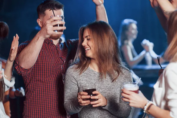 Souriant Émouvant Des Gens Heureux Dansant Dans Boîte Nuit Luxe — Photo