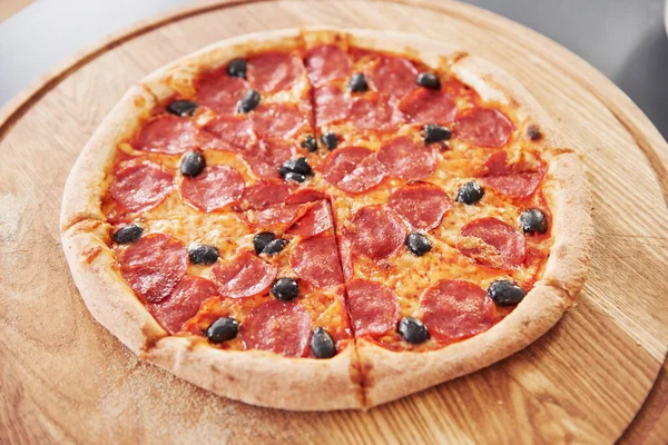 Olijven Kaas Salami Foto Van Bereide Heerlijke Pizza Met Worstjes — Stockfoto
