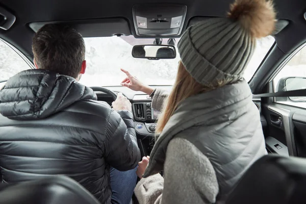 Viaje Invierno Dos Amantes Coche Muchacha Mostrando Por Dedo Dónde — Foto de Stock