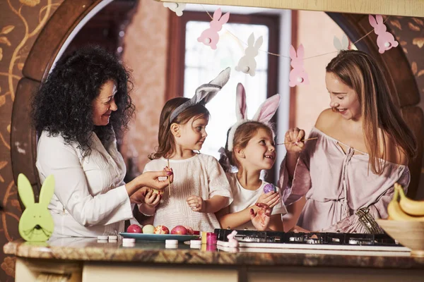 페인트를칠 부모가 가르치는 소녀가 휴일에 달걀그리는 배우고 — 스톡 사진