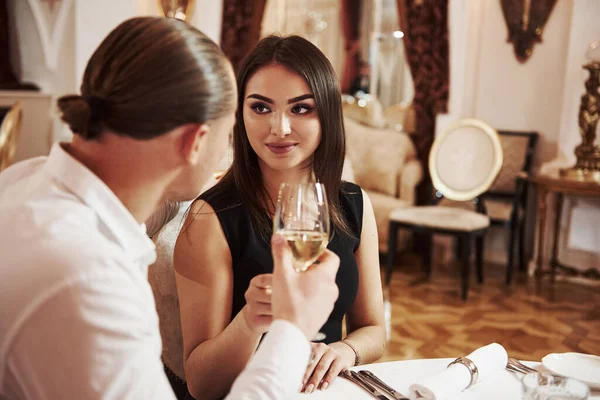 Perfecte Make Mooi Koppel Hebben Romantisch Diner Luxe Restaurant Avonds — Stockfoto