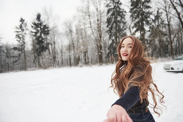 Schöne Rote Lippen Mädchen Mit Langen Haaren Geht Winter Waldnähe — Stockfoto