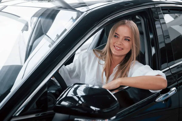 Una Chica Atractiva Hermosa Chica Rubia Sentada Coche Nuevo Con — Foto de Stock