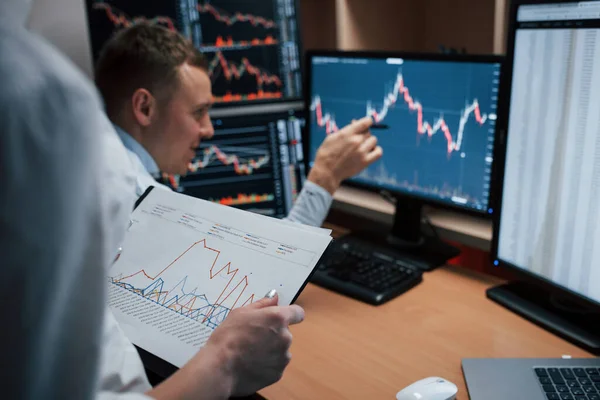 Girl Holds Paper Information Team Stockbrokers Having Conversation Office Multiple — Stock Photo, Image