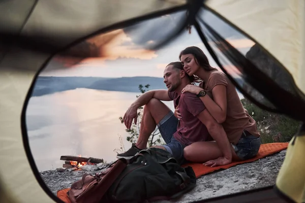 Vista Desde Tienda Campaña Pareja Que Miente Una Vista Del —  Fotos de Stock