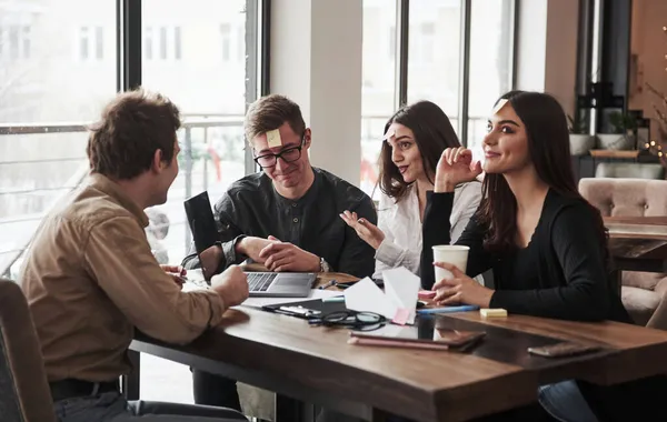 Ragazza Cerca Indovinare Parola Sulla Fronte Diverto Ufficio Collaboratori Amichevoli — Foto Stock