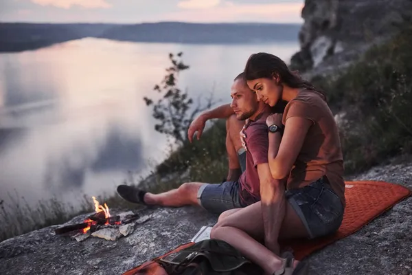 Abrazando Pareja Con Mochila Sentada Cerca Del Fuego Cima Montaña —  Fotos de Stock
