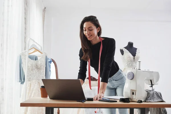 Recibido Respuesta Positiva Diseñadora Moda Femenina Trabaja Ropa Nueva Taller —  Fotos de Stock