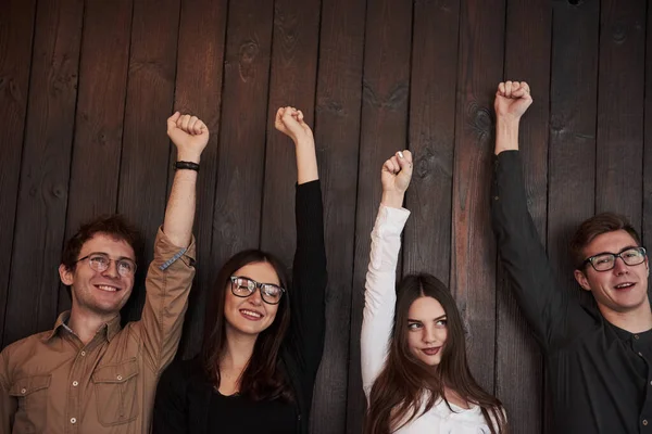 Alle Glade Fejrer Succesen Venner Sætte Deres Hænder Mod Sort - Stock-foto