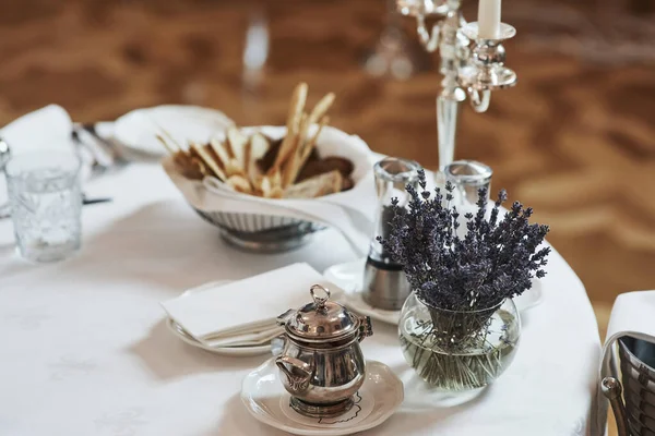 Servis Masasının Resmi Ekmek Çubukları Suya Bitki Gümüş Renkli Çaydanlık — Stok fotoğraf