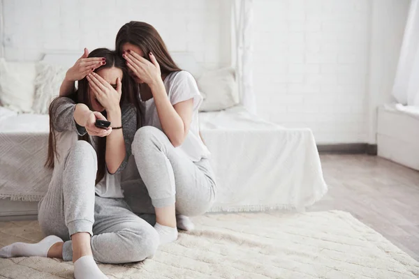 Momento Aterrador Hermanas Divierten Viendo Televisión Mientras Sienta Suelo Hermoso —  Fotos de Stock