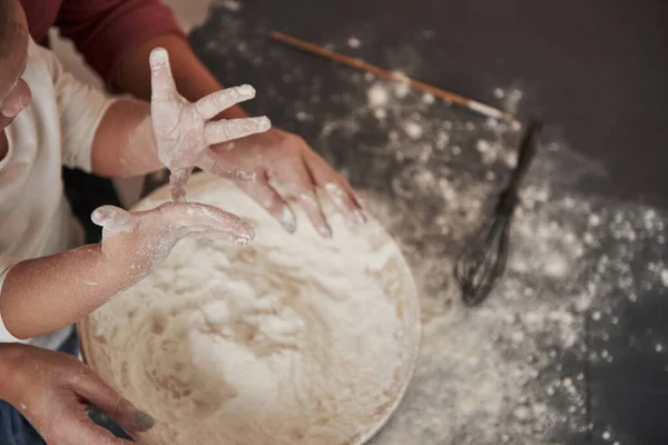 Proceso Creativo Madre Enseña Hija Pintar Los Huevos Para Las —  Fotos de Stock