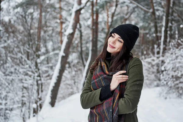 Sentindo Alegria Jovem Alegre Roupas Quentes Tem Passeio Floresta Inverno — Fotografia de Stock