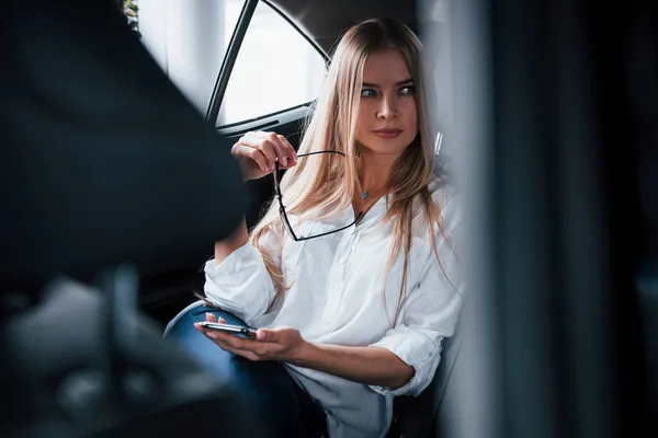 Pensando Planes Mujer Negocios Inteligente Sienta Asiento Trasero Del Coche — Foto de Stock