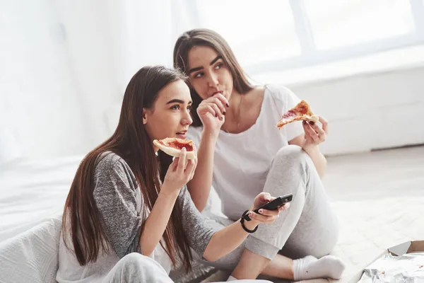 Ragazza Lecca Dito Cosi Saporito Sorelle Che Mangiano Pizza Guardando — Foto Stock