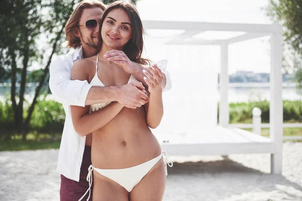 Een Mooi Koppel Dat Zich Ontspant Het Zandstrand Badkleding Draagt — Stockfoto