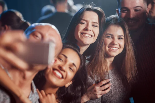Photo Memories Friends Taking Selfie Beautiful Nightclub Drinks Hands — Foto Stock