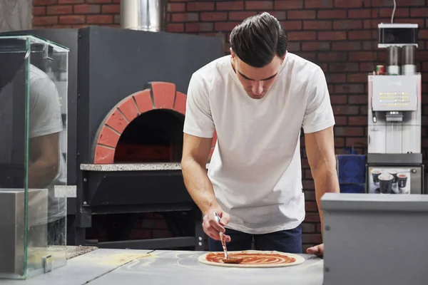 Vooraanzicht Baker Wit Shirt Zet Saus Heerlijke Pizza Maken Voor — Stockfoto