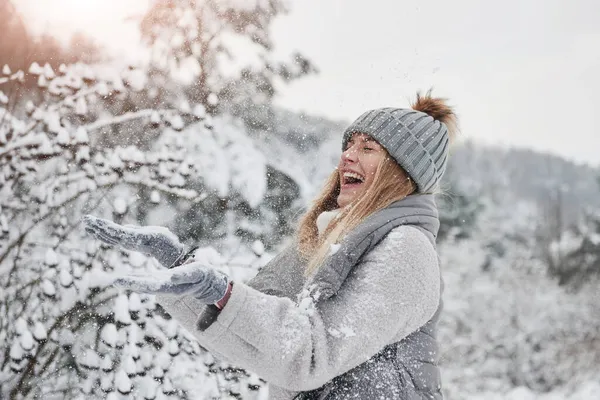 Uśmiech Zabawa Wesoła Dziewczyna Ciepłych Ubraniach Rzucając Śnieg Zewnątrz Pobliżu — Zdjęcie stockowe