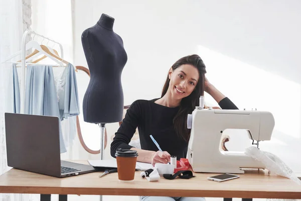 Enamorado Trabajo Diseñadora Moda Femenina Trabaja Ropa Nueva Taller —  Fotos de Stock