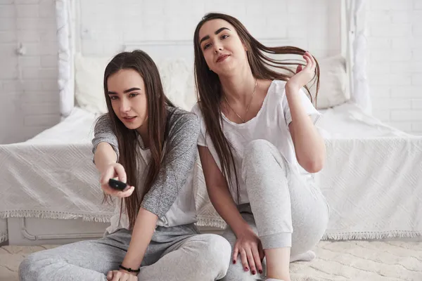 Vamos Encontrar Filme Interessante Irmãs Divertir Assistindo Enquanto Senta Chão — Fotografia de Stock