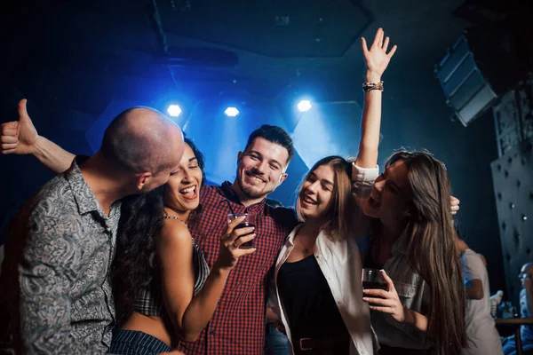 Vicinanza Tra Ragazzo Sinistra Ragazza Bella Gioventù Hanno Festa Insieme — Foto Stock