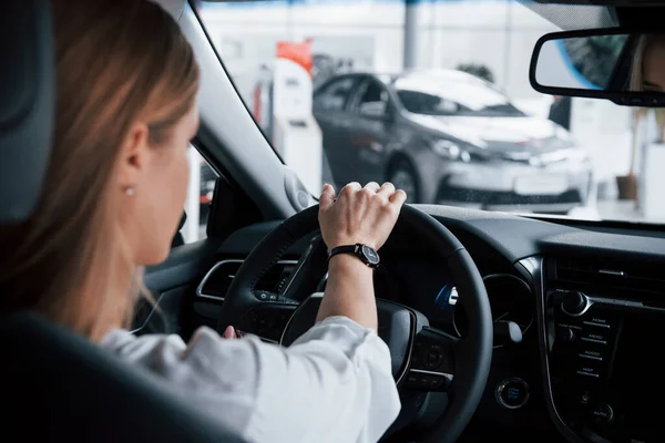 Cada Detalle Debe Ser Perfecto Hermosa Chica Rubia Sentada Coche — Foto de Stock